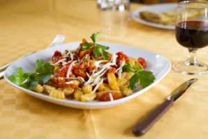 gnocchi con pomodorini, salsiccia e caprino